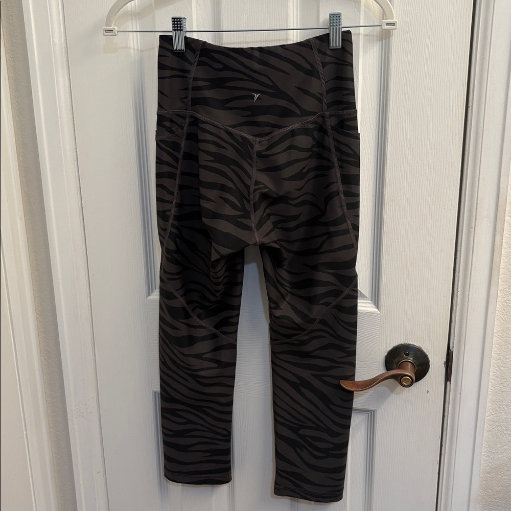 Old Navy Black and Gray Zebra Print Leggings - Picture 4 of 10